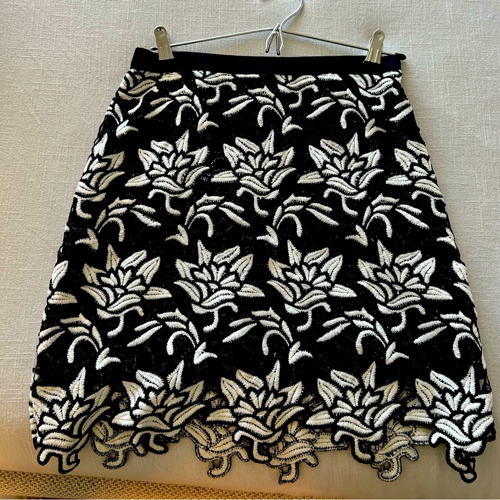 Beautiful black & white embroidered Mexican mini skirt